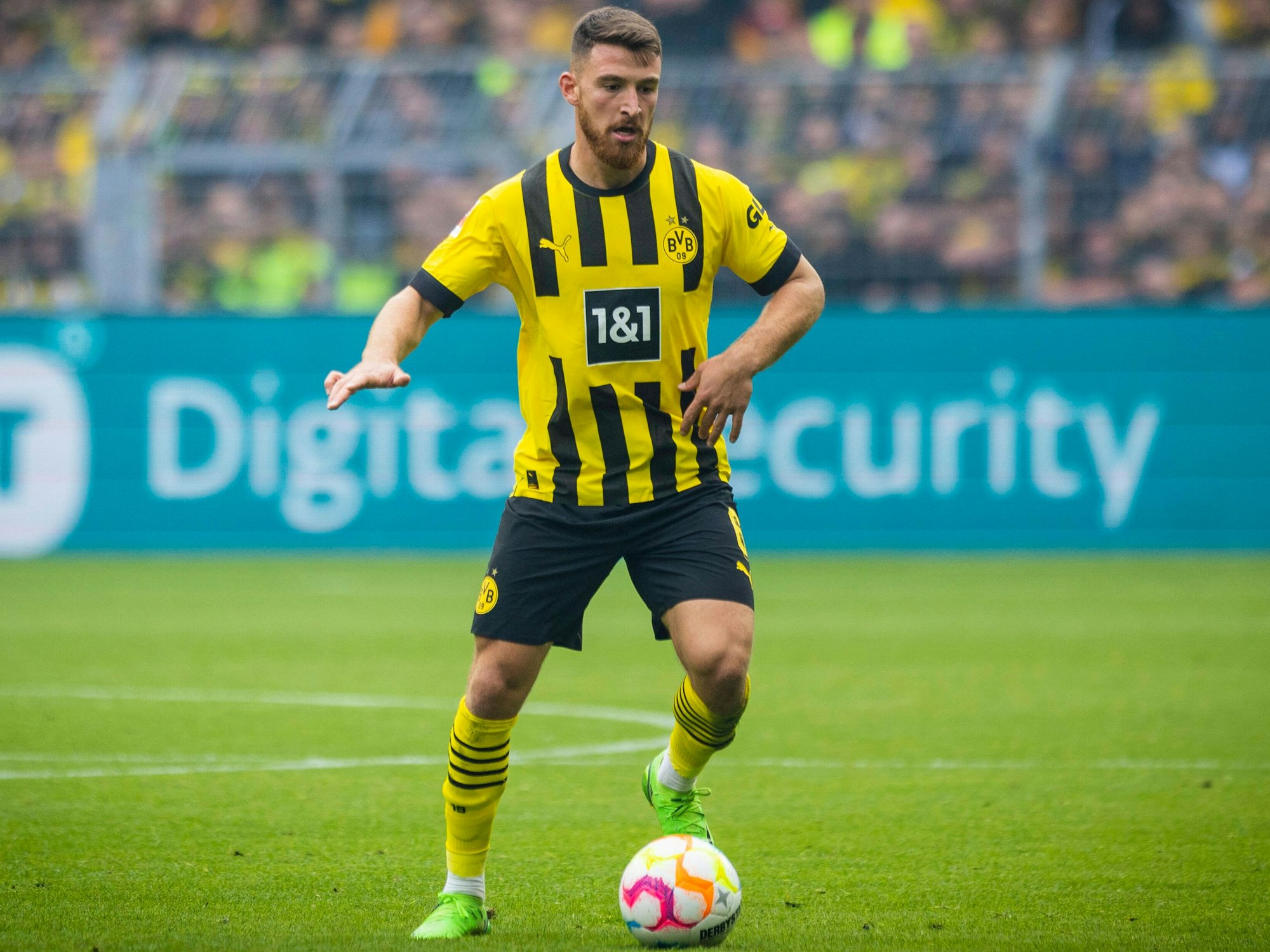 Salih Özcan im Revier-Derby am Ball.