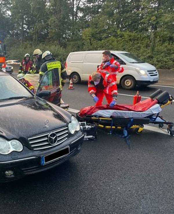 Unfallfahrzeug auf der A40, wo eine Frau ihr Bewusstsein am Steuer verlor.