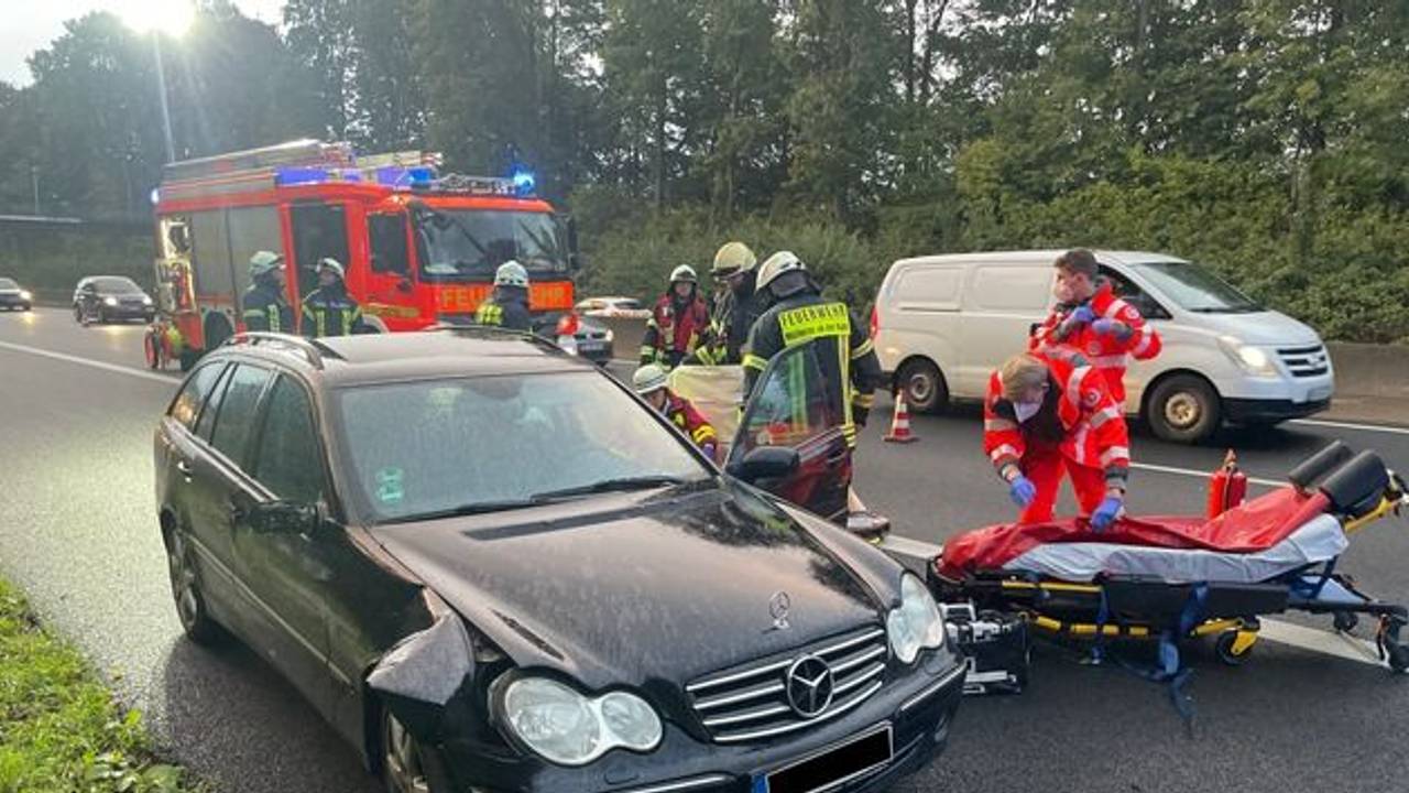 Unfallfahrzeug auf der A40, wo eine Frau ihr Bewusstsein am Steuer verlor.