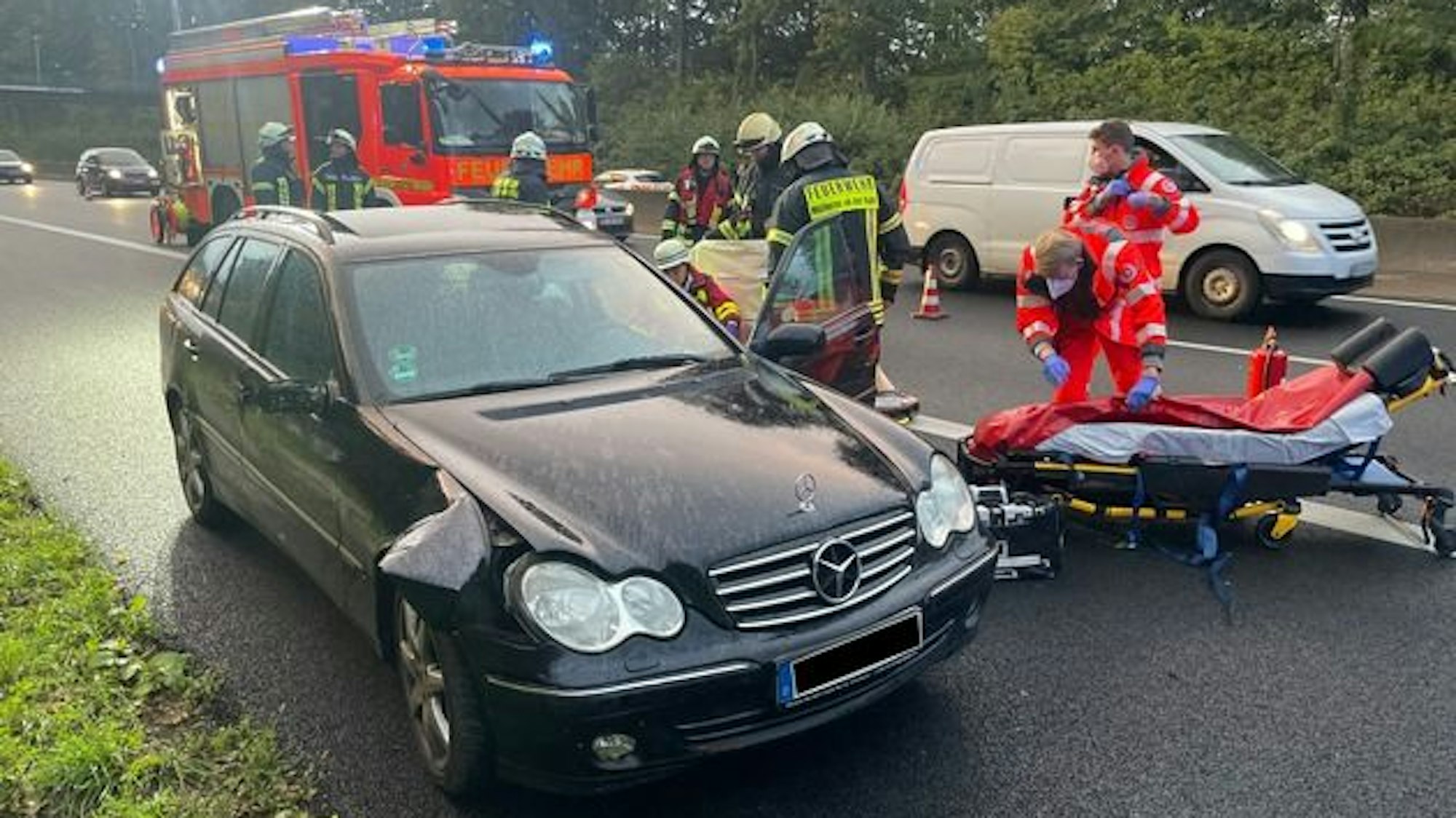 Unfallfahrzeug auf der A40, wo eine Frau ihr Bewusstsein am Steuer verlor.