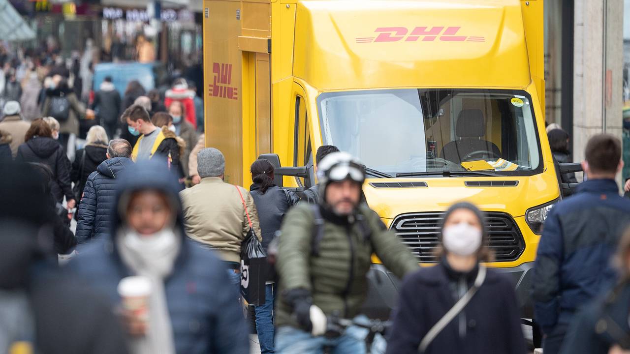 Das Paket sei ins Lieferfahrzeug geladen worden – dennoch kommt es nie an. Hier ein Archivfoto von einem DHL-Lieferwagen.