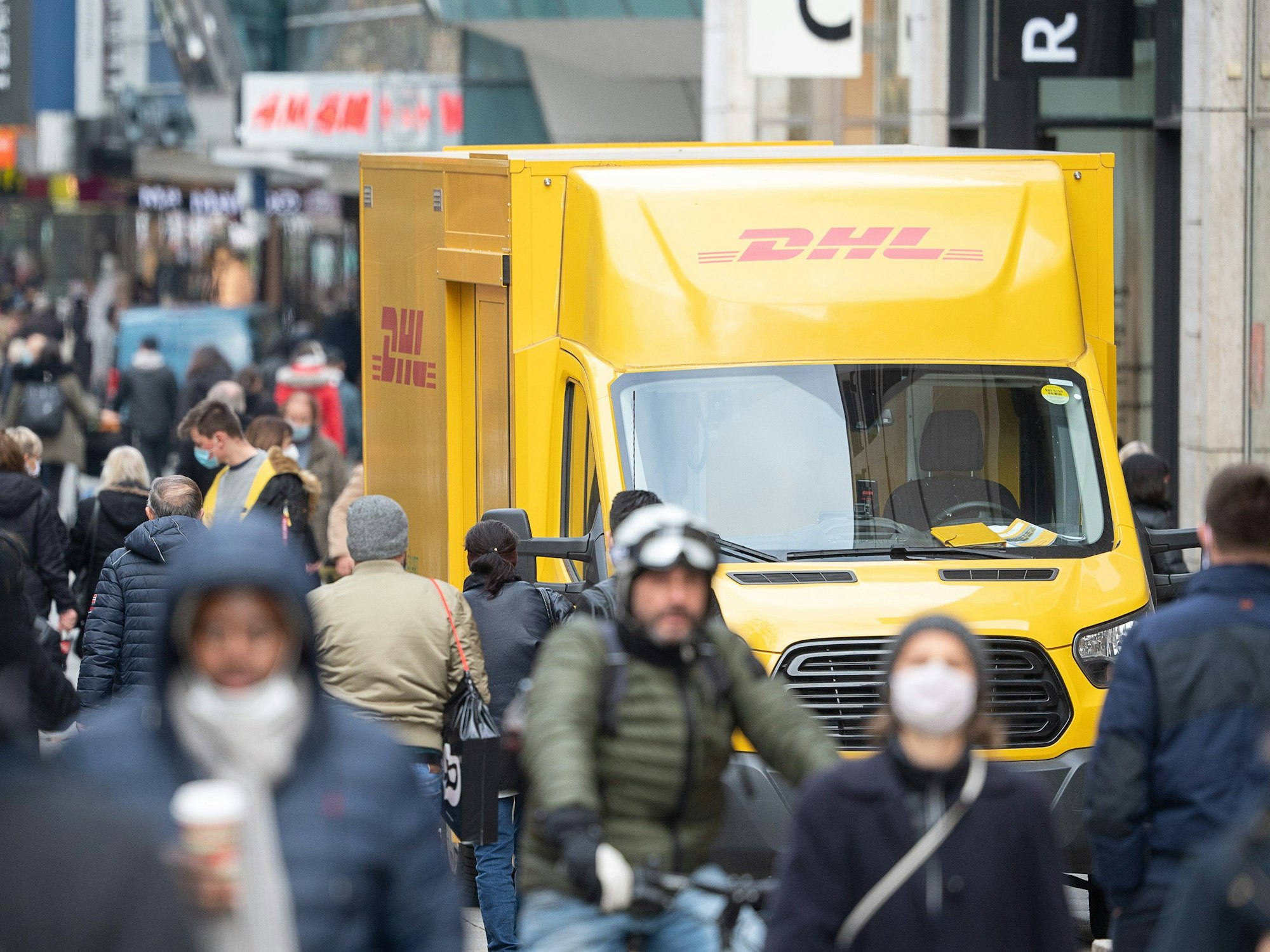Das Paket sei ins Lieferfahrzeug geladen worden – dennoch kommt es nie an. Hier ein Archivfoto von einem DHL-Lieferwagen.