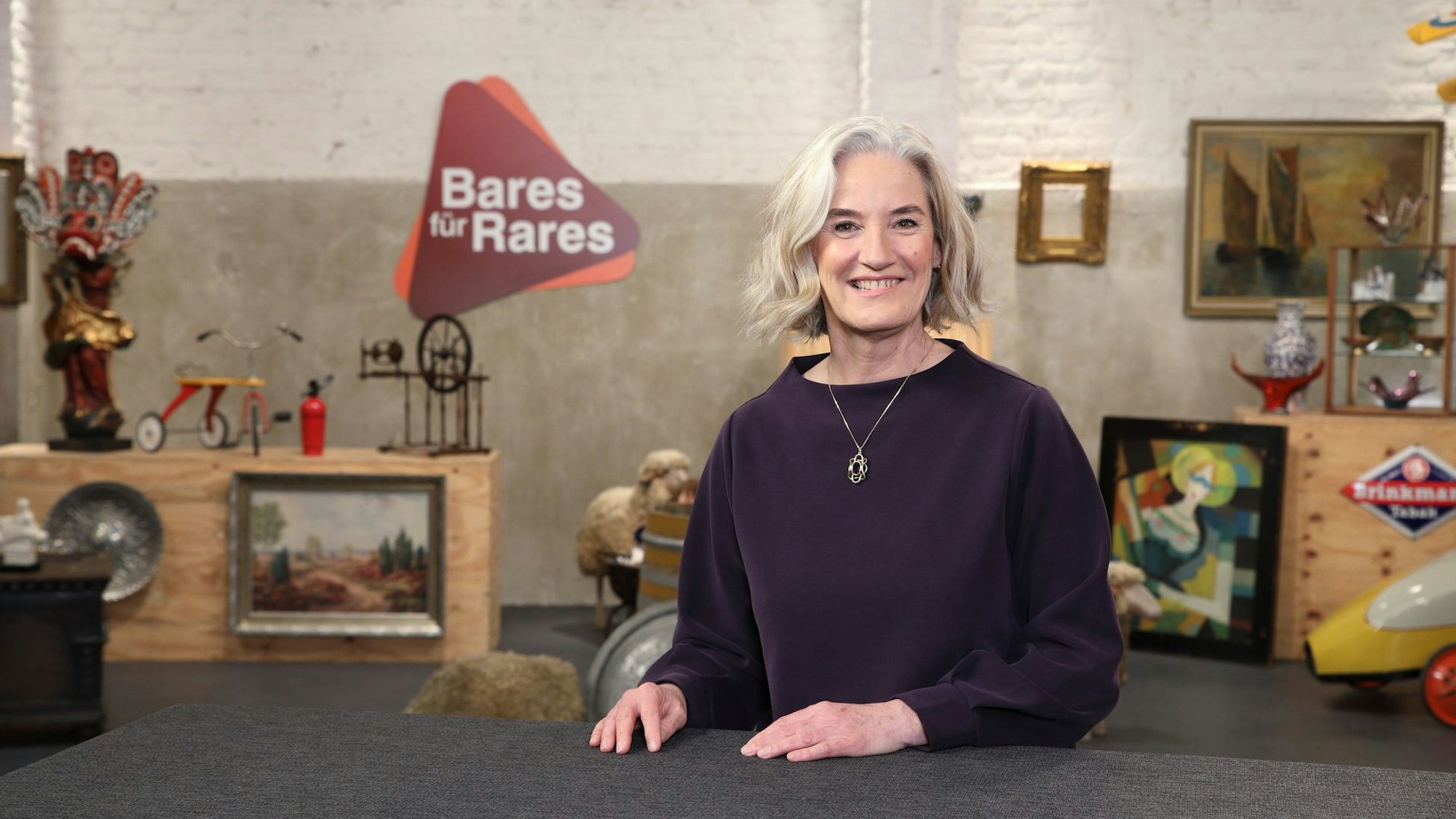 Dr. Friederike Werner am Expertentisch. Sie trägt einen dunklen Pullover.