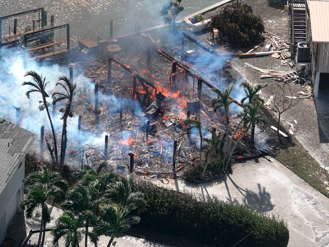 Diese Luftaufnahme zeigt Flammen in den Trümmern nach Hurrikan „Ian“.
