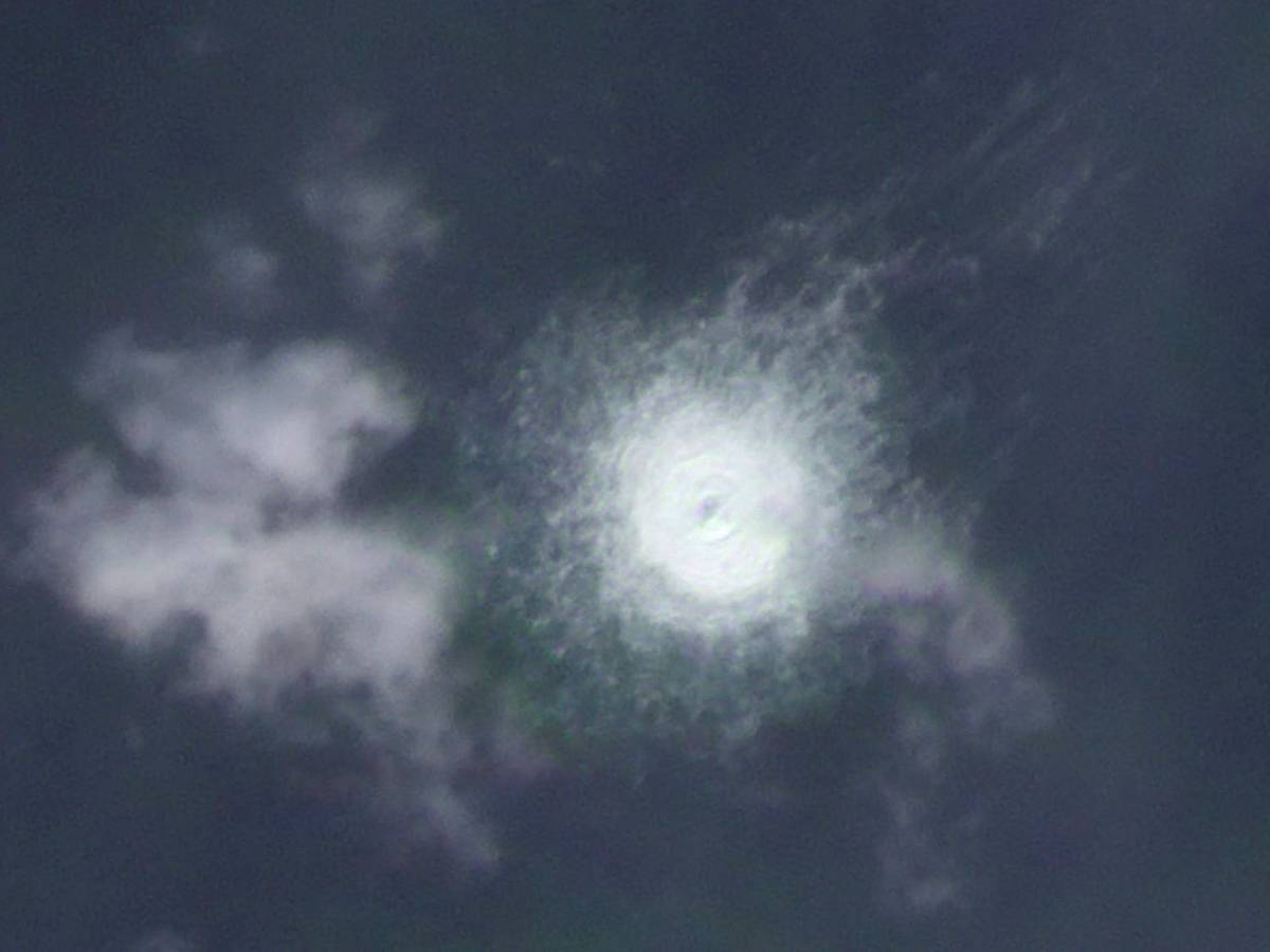 Südöstlich der dänischen Ferieninsel Bornholm tritt am 26. September Gas aus, nachdem die Pipeline mutmaßlich sabotiert worden war. Das Satellitenfoto von Planet Labs LBC zeigt den großflächigen Austritt im Meer.