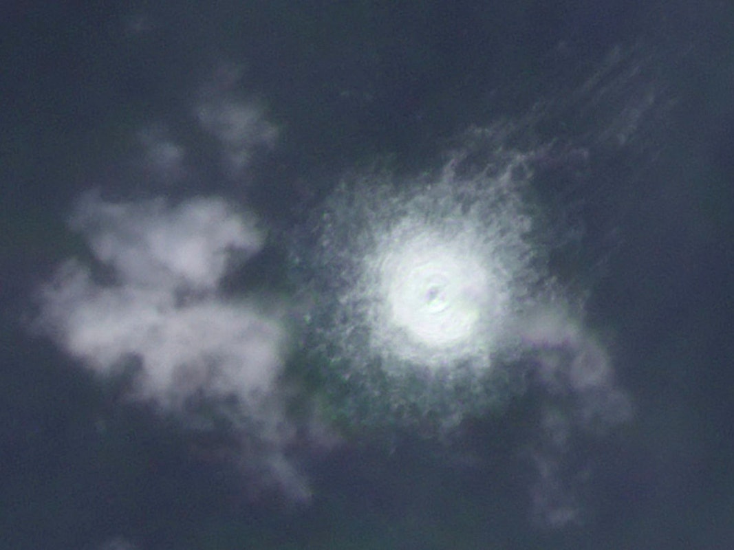 Südöstlich der dänischen Ferieninsel Bornholm tritt am 26. September Gas aus, nachdem die Pipeline mutmaßlich sabotiert worden war. Das Satellitenfoto von Planet Labs LBC zeigt den großflächigen Austritt im Meer.