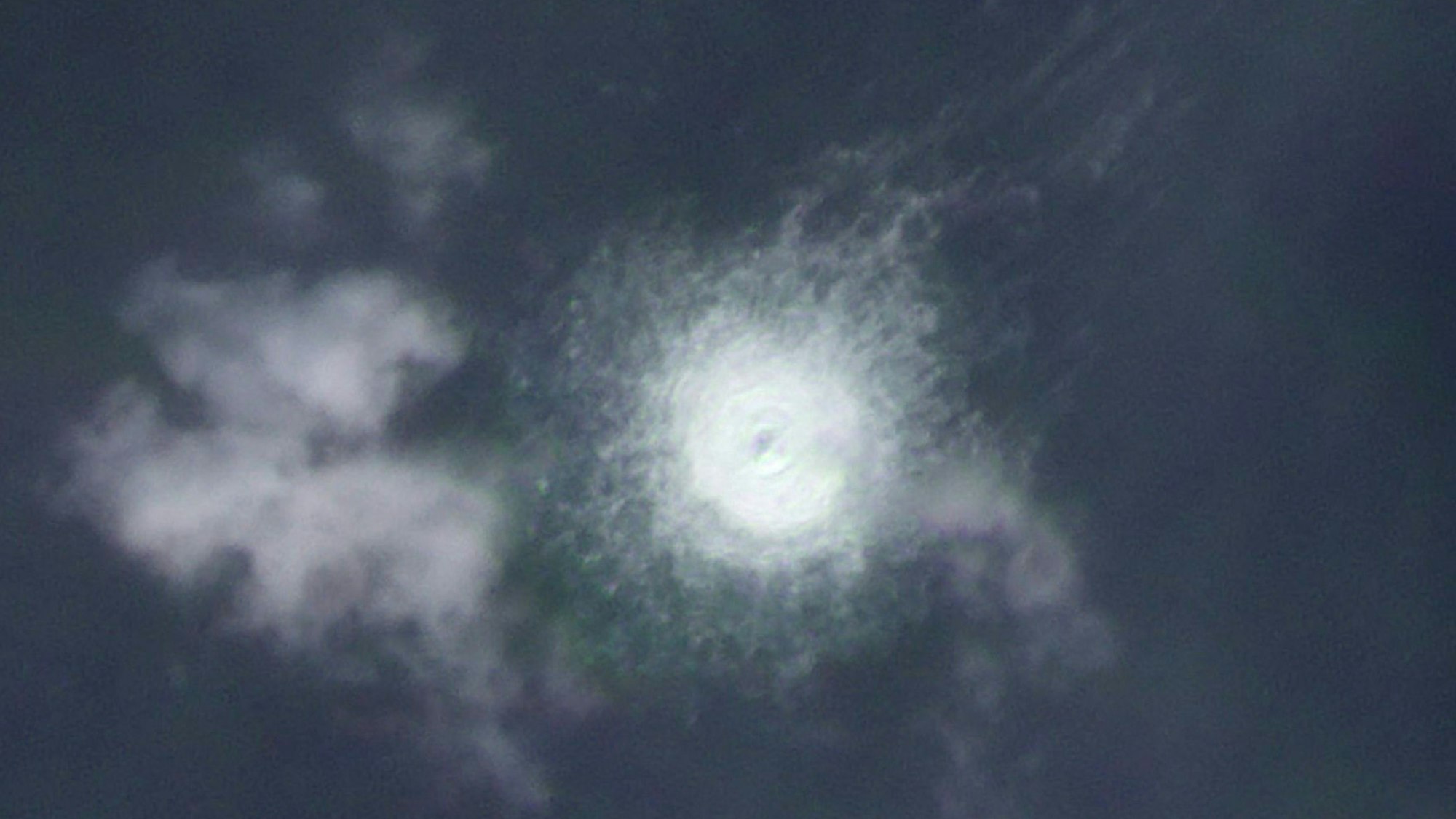 Südöstlich der dänischen Ferieninsel Bornholm tritt am 26. September Gas aus, nachdem die Pipeline mutmaßlich sabotiert worden war. Das Satellitenfoto von Planet Labs LBC zeigt den großflächigen Austritt im Meer.