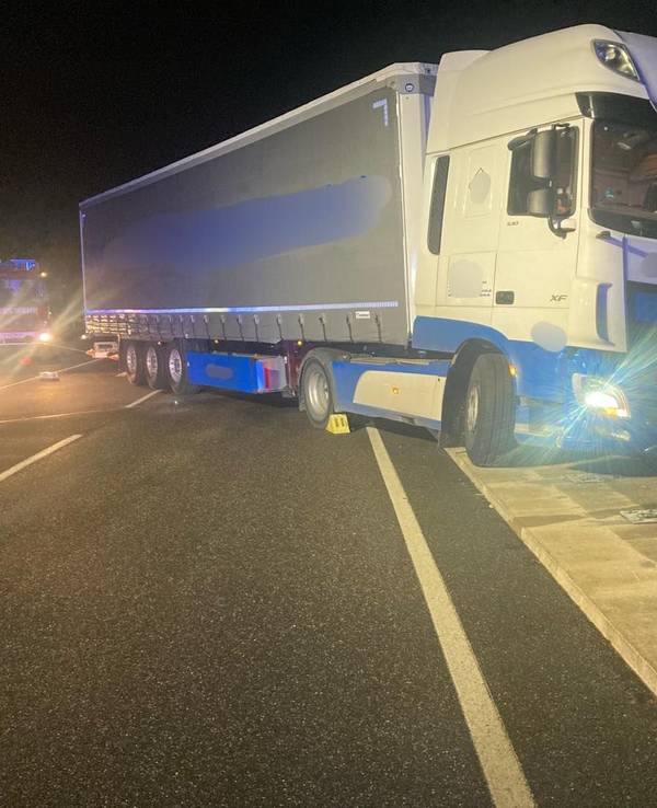 Ein Unfall auf einer Brücke über die A553 sorgte am Donnerstagmorgen für Stau auf der Autobahn. Das Foto zeigt den verunglückten Lastwagen.