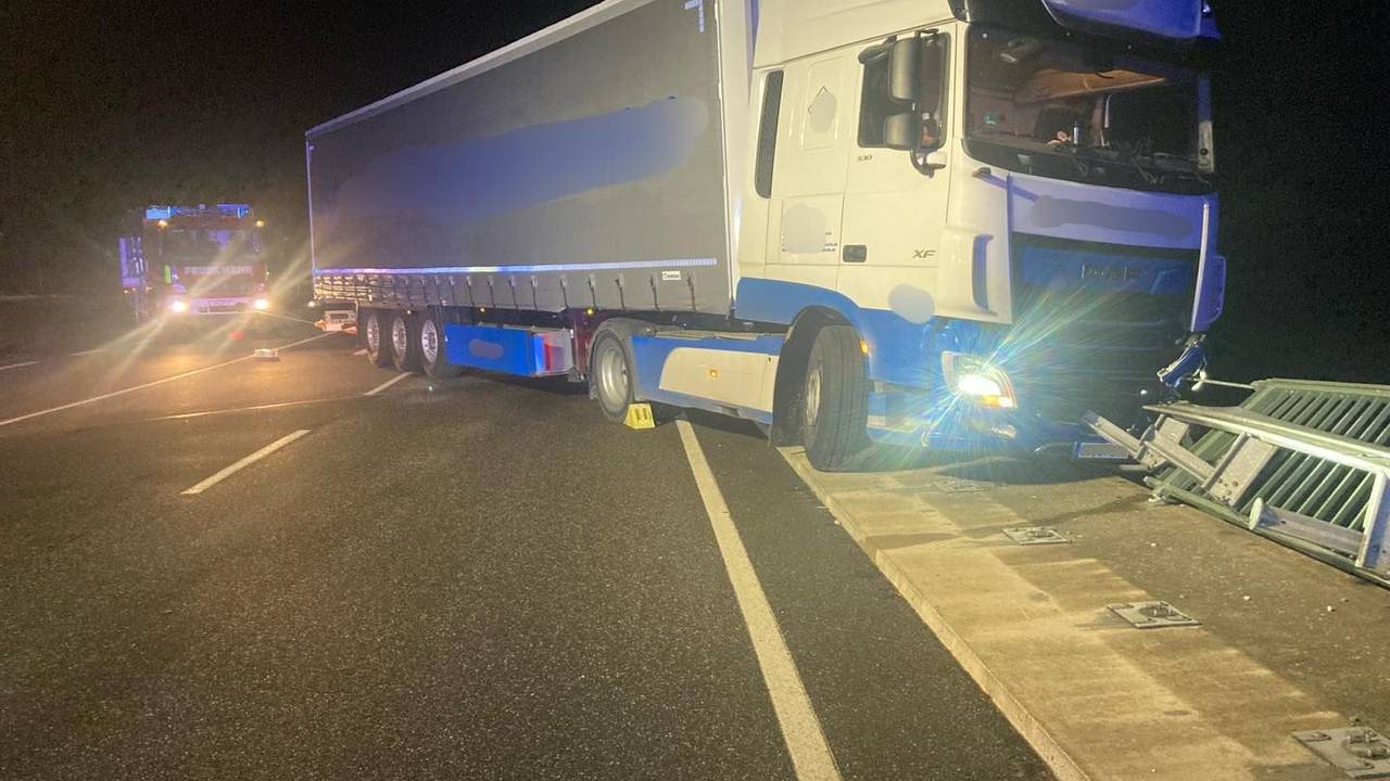 Ein Unfall auf einer Brücke über die A553 sorgte am Donnerstagmorgen für Stau auf der Autobahn. Das Foto zeigt den verunglückten Lastwagen.