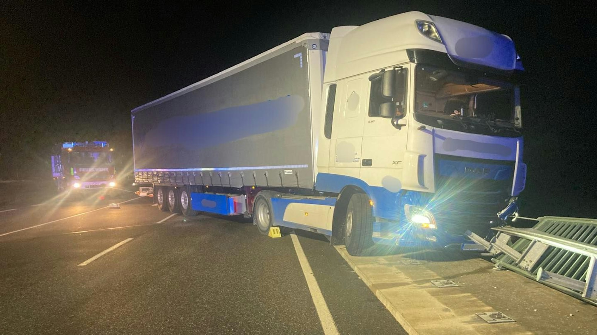 Ein Unfall auf einer Brücke über die A553 sorgte am Donnerstagmorgen für Stau auf der Autobahn. Das Foto zeigt den verunglückten Lastwagen.