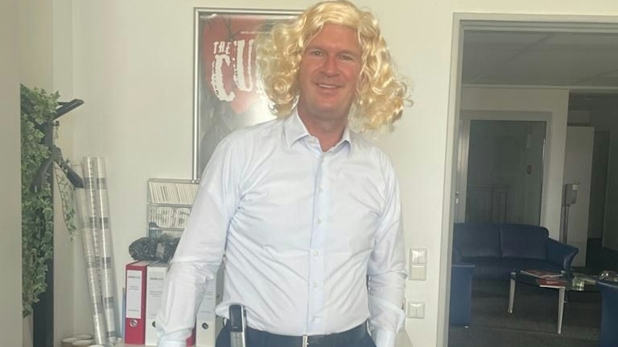 Arena-Chef Stefan Löcher hatte sich eine Perücke aufgesetzt, um Zutritt zum KIZ-Frauenkonzert zu bekommen.