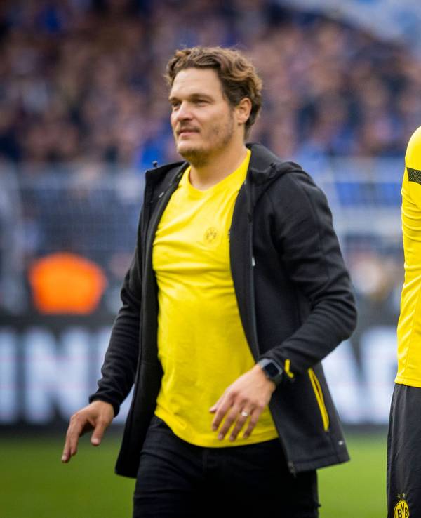 Anthony Modeste nimmt Youssoufa Moukoko in den Arm, davor geht Edin Terzic.