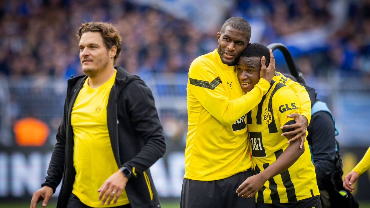 Anthony Modeste nimmt Youssoufa Moukoko in den Arm, davor geht Edin Terzic.