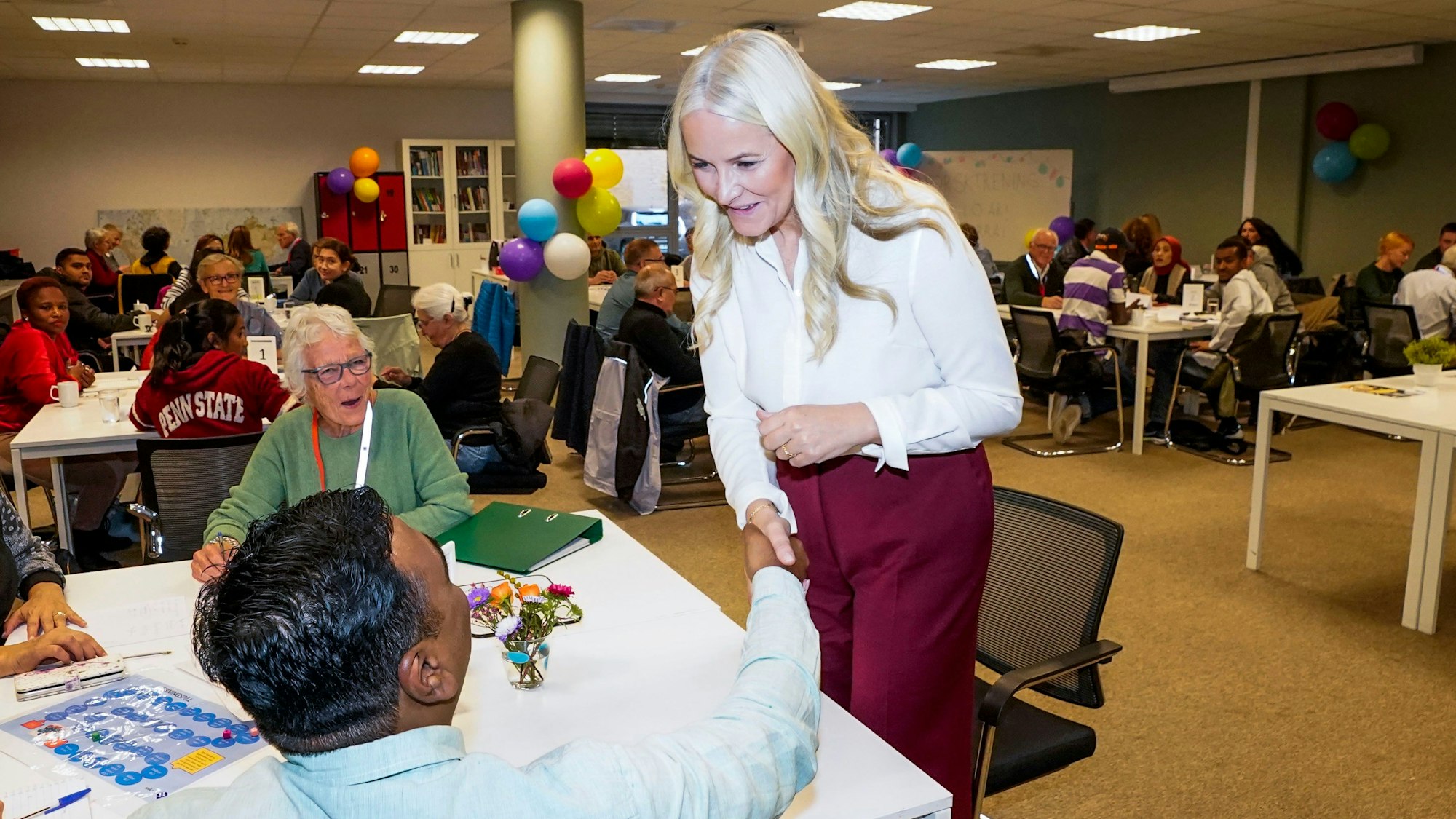 Kronprinzessin Mette-Marit bei einem Besuch im Stella Red Cross Women's Center.