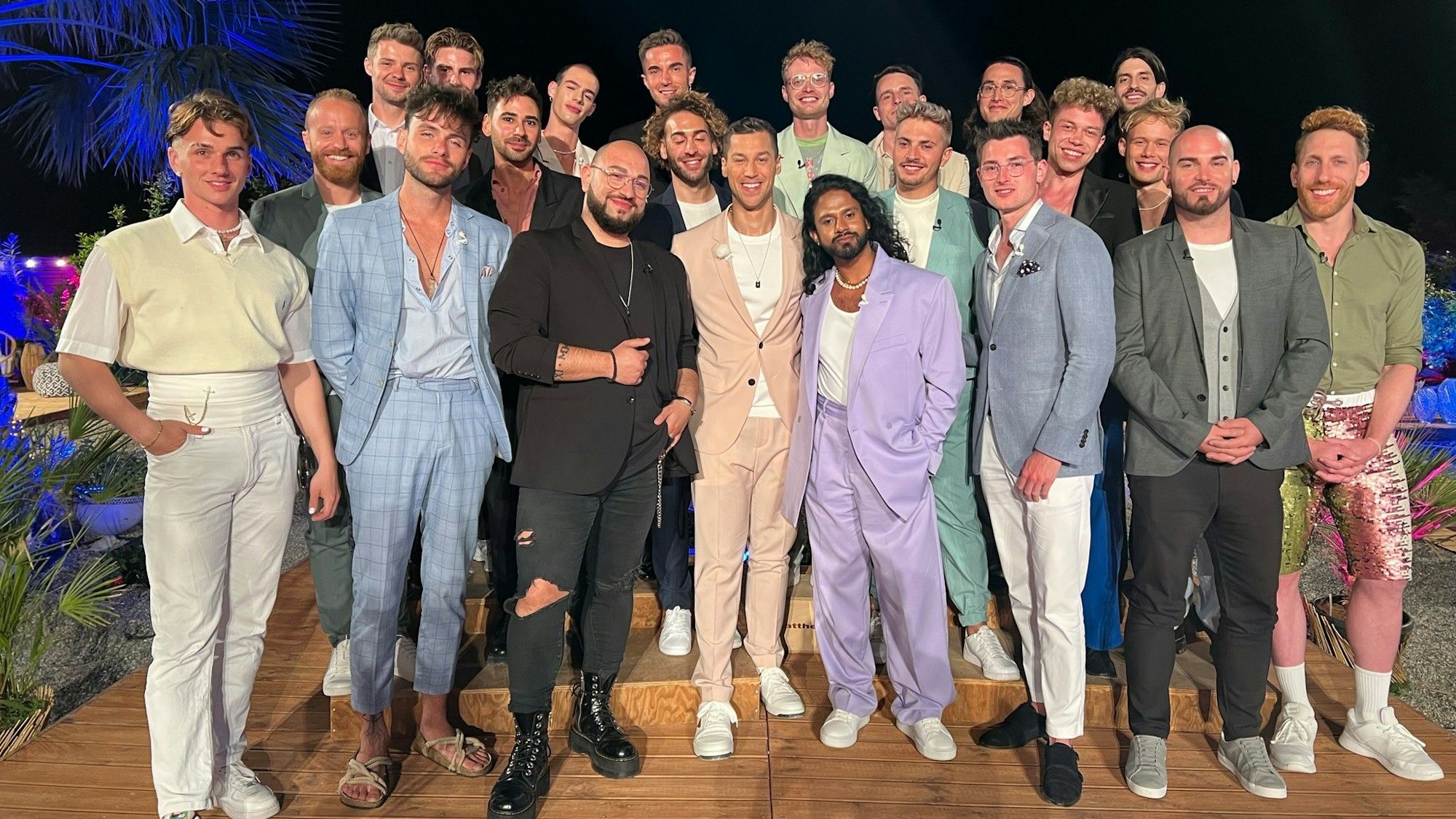 Die Kandidaten der Staffel: Hinten v.l.: Alexander, Sebastian, Marcel, Nico, Alex, Tim, Philip, Dennis O.; mitte v.l.: Manuel K., Dennis S., Alessandro, Joel, Sam, Niko; unten v.l.: Leon, Philippe, Jonny, Prince Fabian, Srira, Marcus, Thomas und Manuel B.