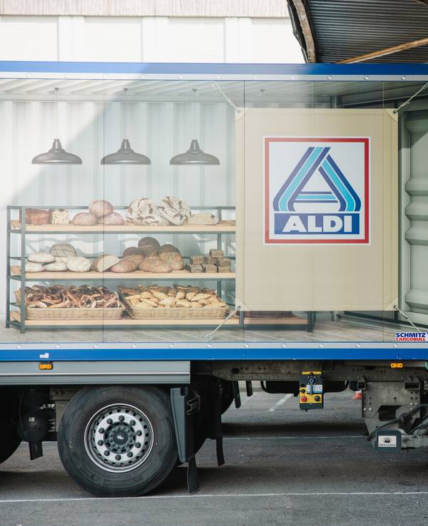 Mitarbeiter beladen einen Lastkraftwagen vor dem Logistikzentrum Aldi Nord: Aldi passt die Preise für einzelne Produkte an, sie werden nun wieder billiger.