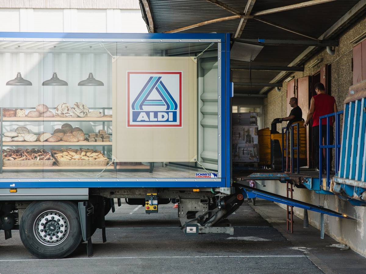 Mitarbeiter beladen einen Lastkraftwagen vor dem Logistikzentrum Aldi Nord: Aldi passt die Preise für einzelne Produkte an, sie werden nun wieder billiger.