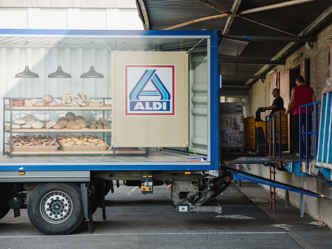 Mitarbeiter beladen einen Lastkraftwagen vor dem Logistikzentrum Aldi Nord: Aldi passt die Preise für einzelne Produkte an, sie werden nun wieder billiger.