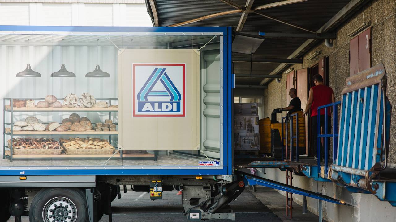 Mitarbeiter beladen einen Lastkraftwagen vor dem Logistikzentrum Aldi Nord: Aldi passt die Preise für einzelne Produkte an, sie werden nun wieder billiger.