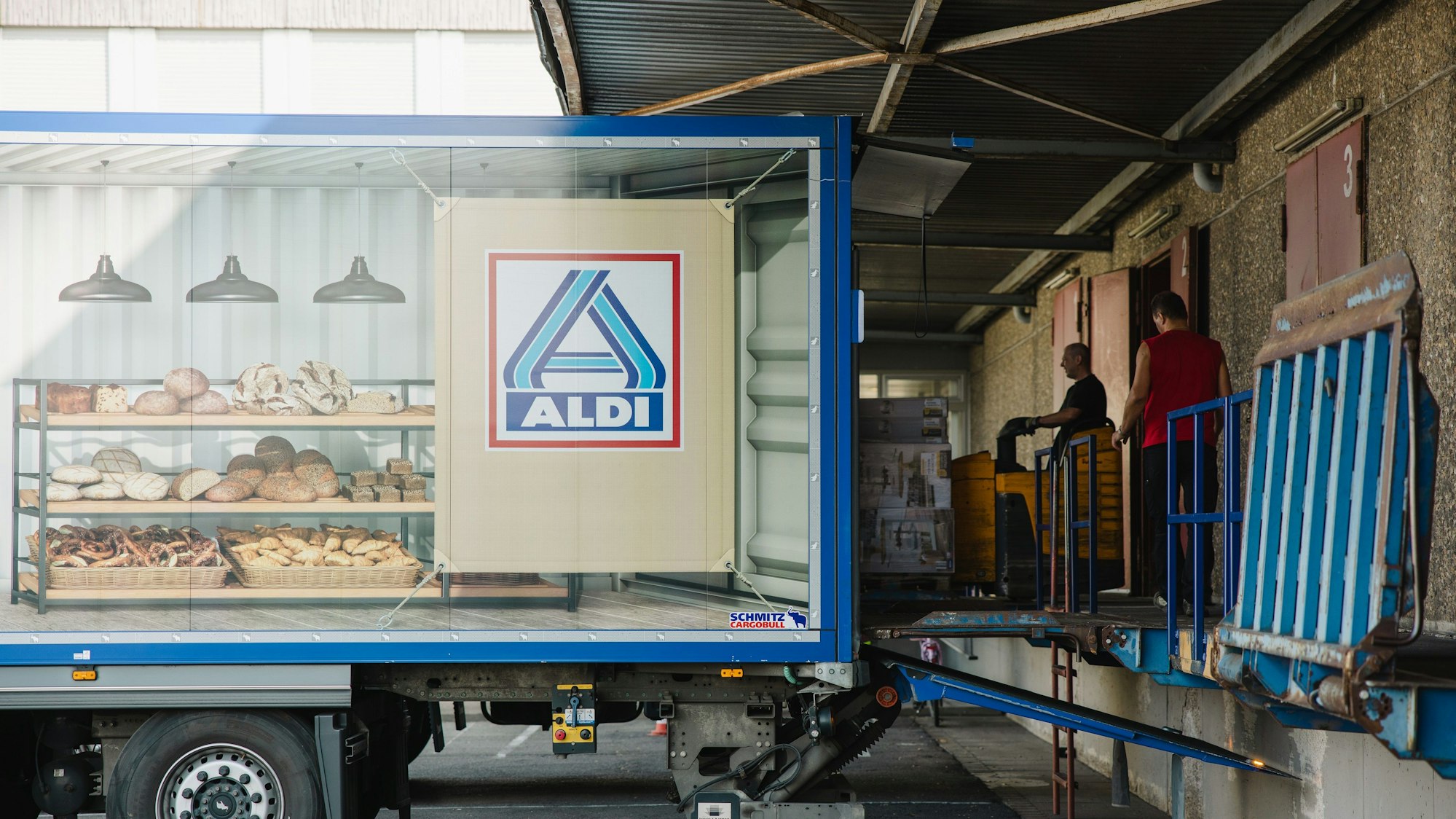 Mitarbeiter beladen einen Lastkraftwagen vor dem Logistikzentrum Aldi Nord: Aldi passt die Preise für einzelne Produkte an, sie werden nun wieder billiger.