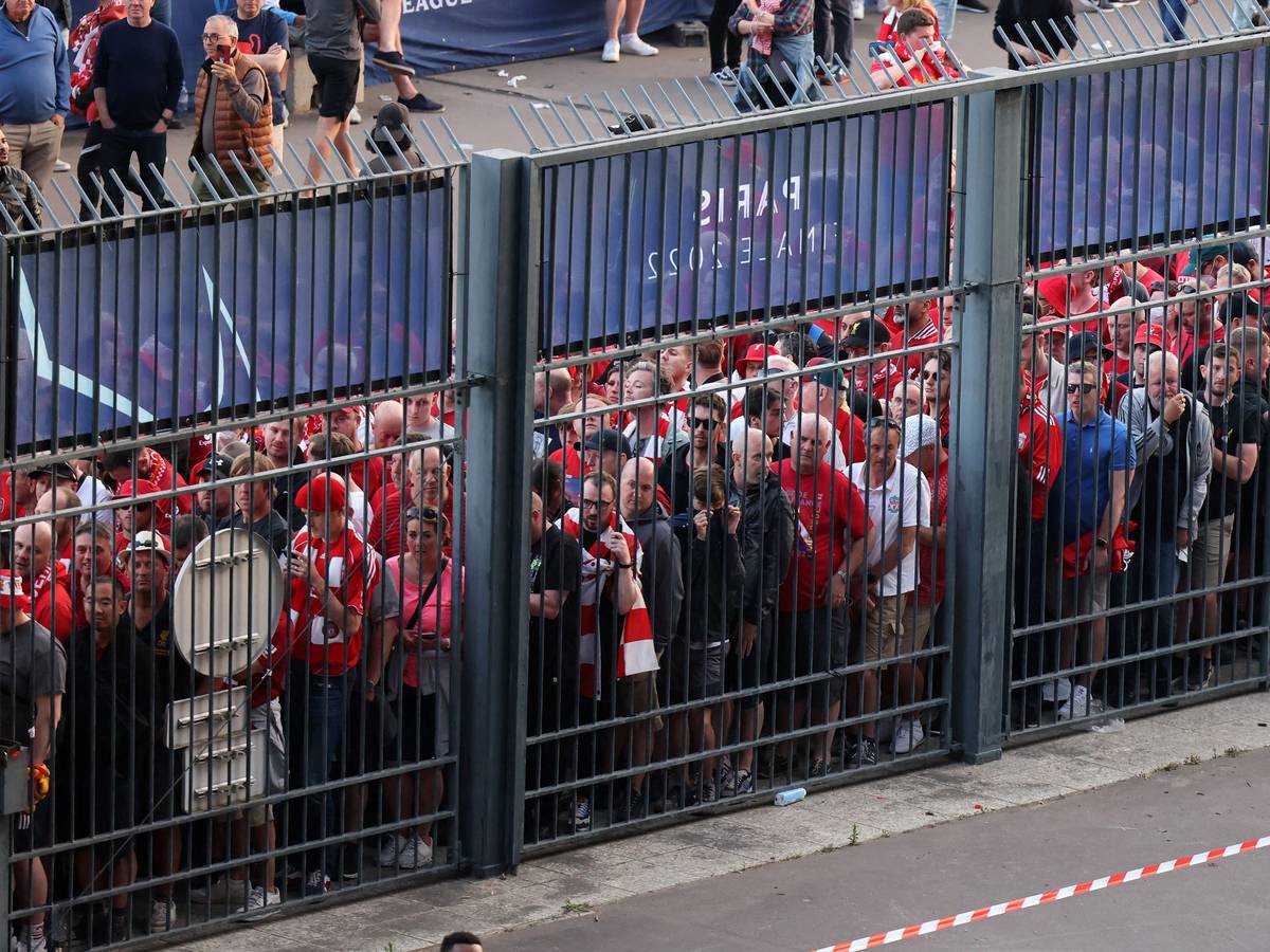 Fans des FC Liverpool stehen beim Finale der Champions League trotz gültiger Tickets vor verschlossenen Stadion-Toren.