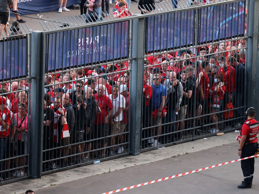 Fans des FC Liverpool stehen beim Finale der Champions League trotz gültiger Tickets vor verschlossenen Stadion-Toren.