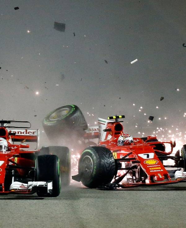Ferrari-Pilot Kimi Räikkönen crasht am Start mit seinem Ferrari-Kollegen Sebastian Vettel.