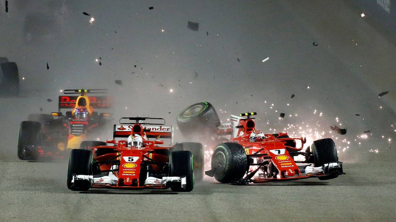 Ferrari-Pilot Kimi Räikkönen crasht am Start mit seinem Ferrari-Kollegen Sebastian Vettel.