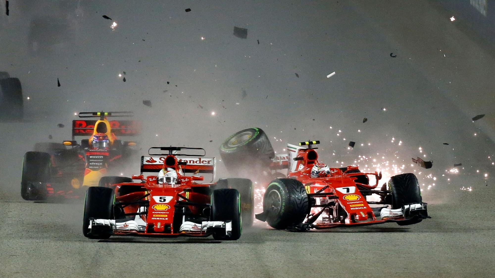 Ferrari-Pilot Kimi Räikkönen crasht am Start mit seinem Ferrari-Kollegen Sebastian Vettel.