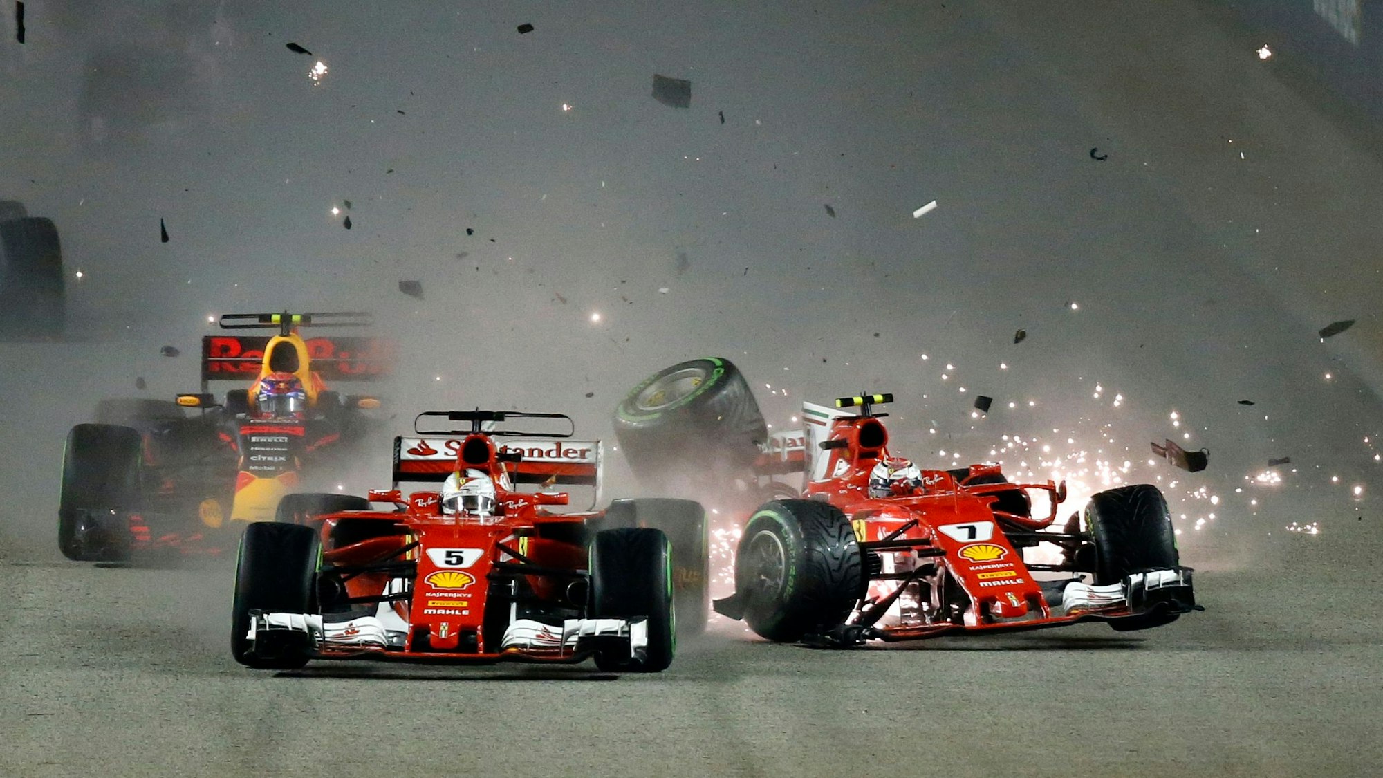 Ferrari-Pilot Kimi Räikkönen crasht am Start mit seinem Ferrari-Kollegen Sebastian Vettel.