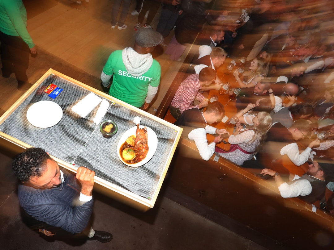 Nach einem Essen in einem Festzelt auf dem Münchner Oktoberfest lässt die Rechnung staunen. Hier ein Symbolfoto von einer Gans in einem Festzelt.