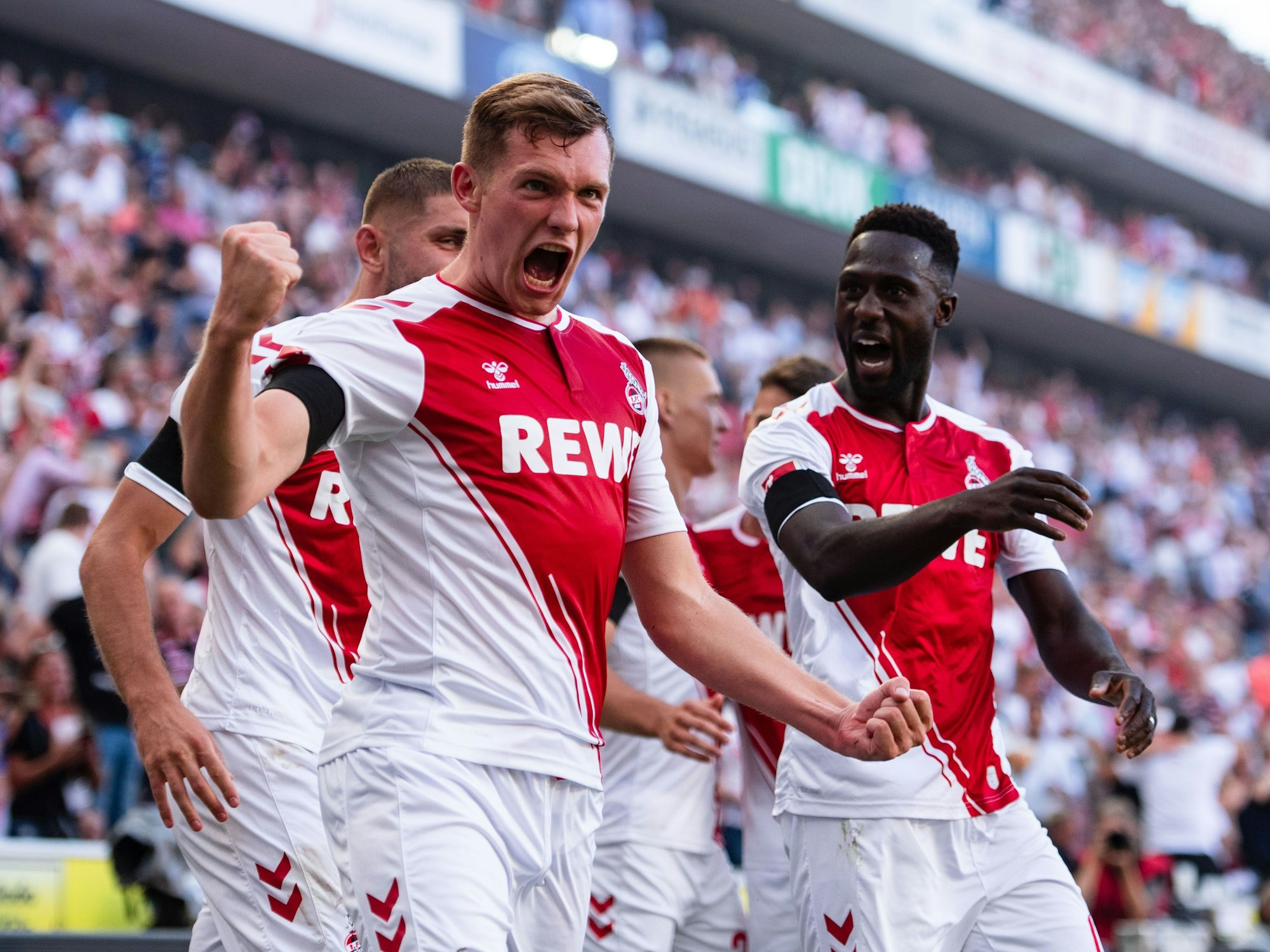 Kölns Torschütze Luca Kilian (l.) und Kingsley Schindler jubeln nach dem Treffer zur 1:0 Führung gegen den FC Schalke 04.