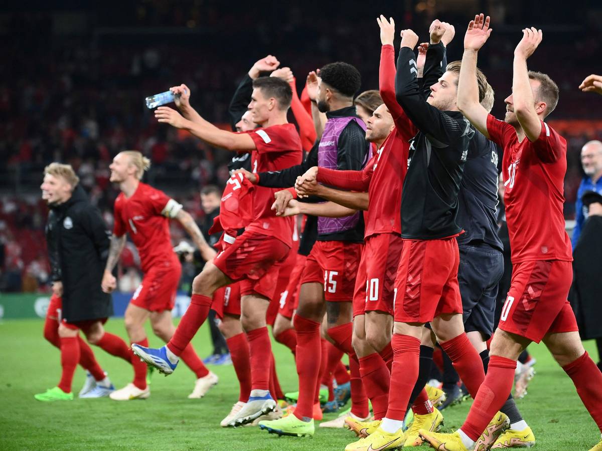 Die dänische Nationalmannschaft feiert mit ihren Fans.