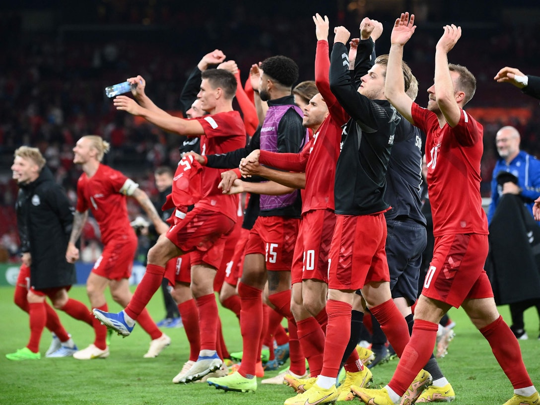 Die dänische Nationalmannschaft feiert mit ihren Fans.