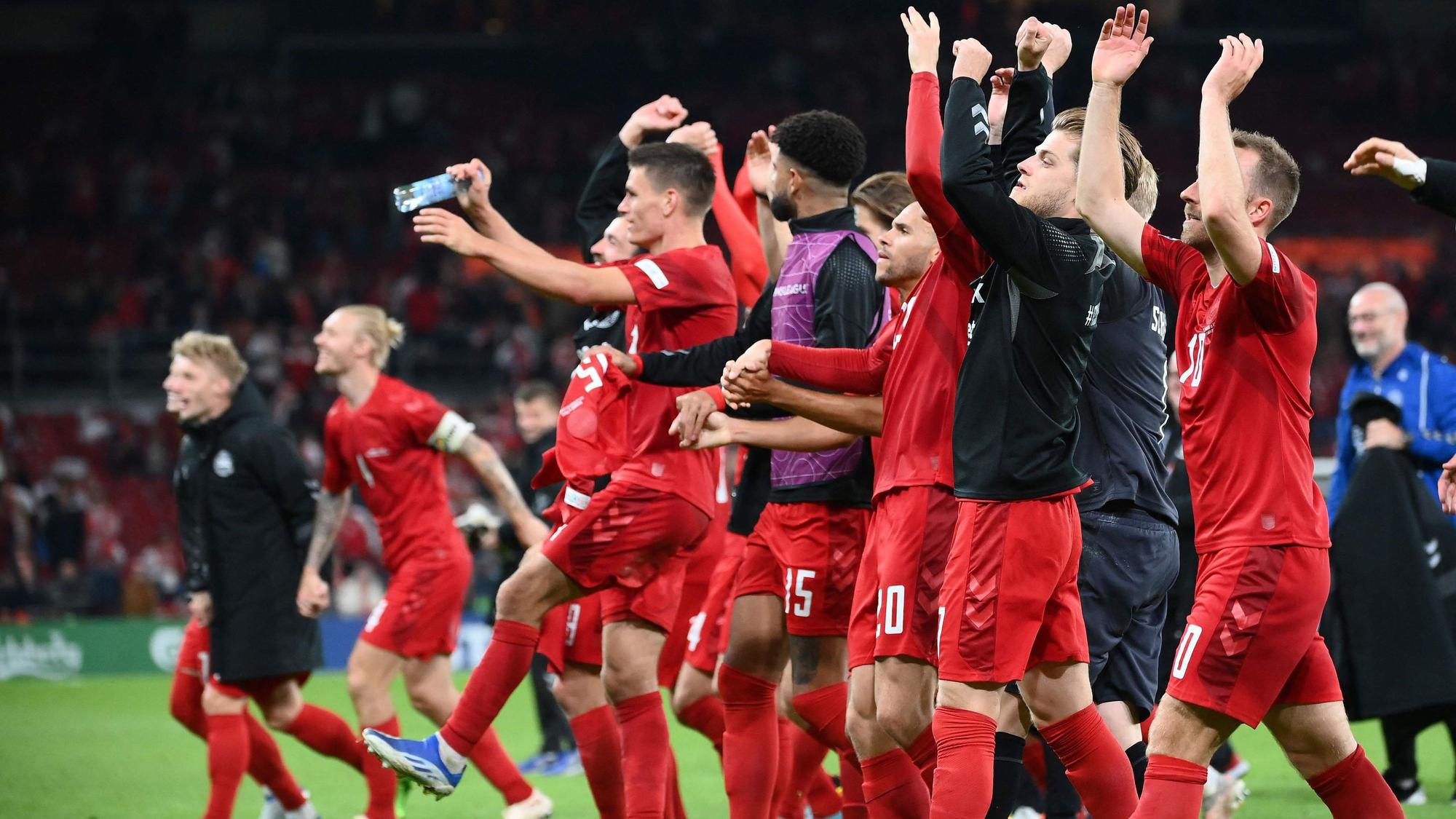 Die dänische Nationalmannschaft feiert mit ihren Fans.