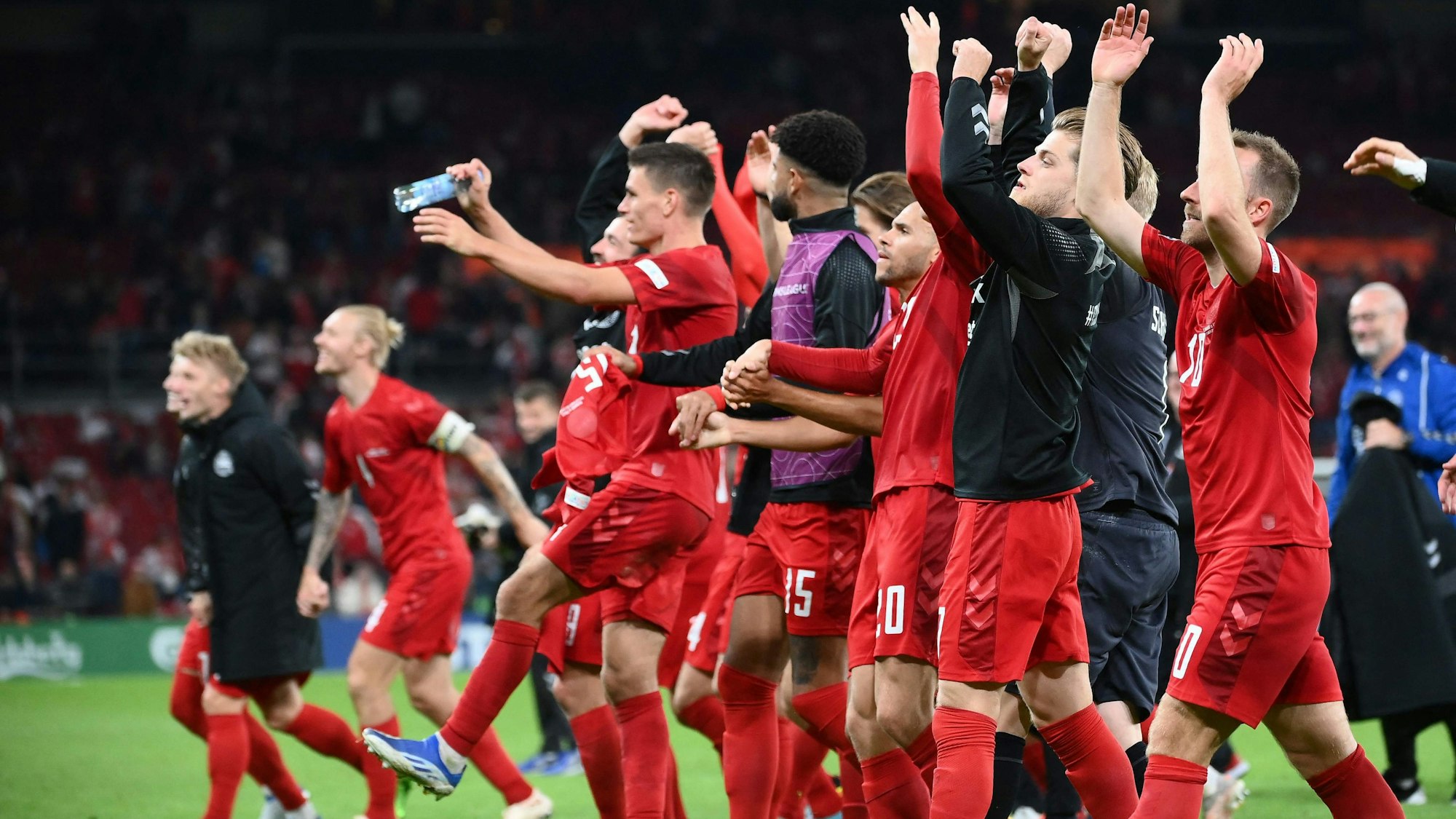 Die dänische Nationalmannschaft feiert mit ihren Fans.