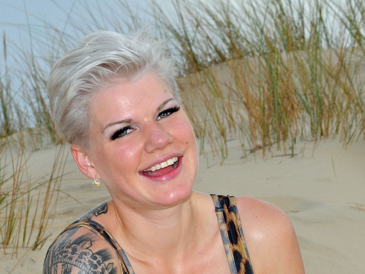 Model Melanie Müller posiert am Strand Playa La Barrosa in Novo Sancti Petri in Chiclana.