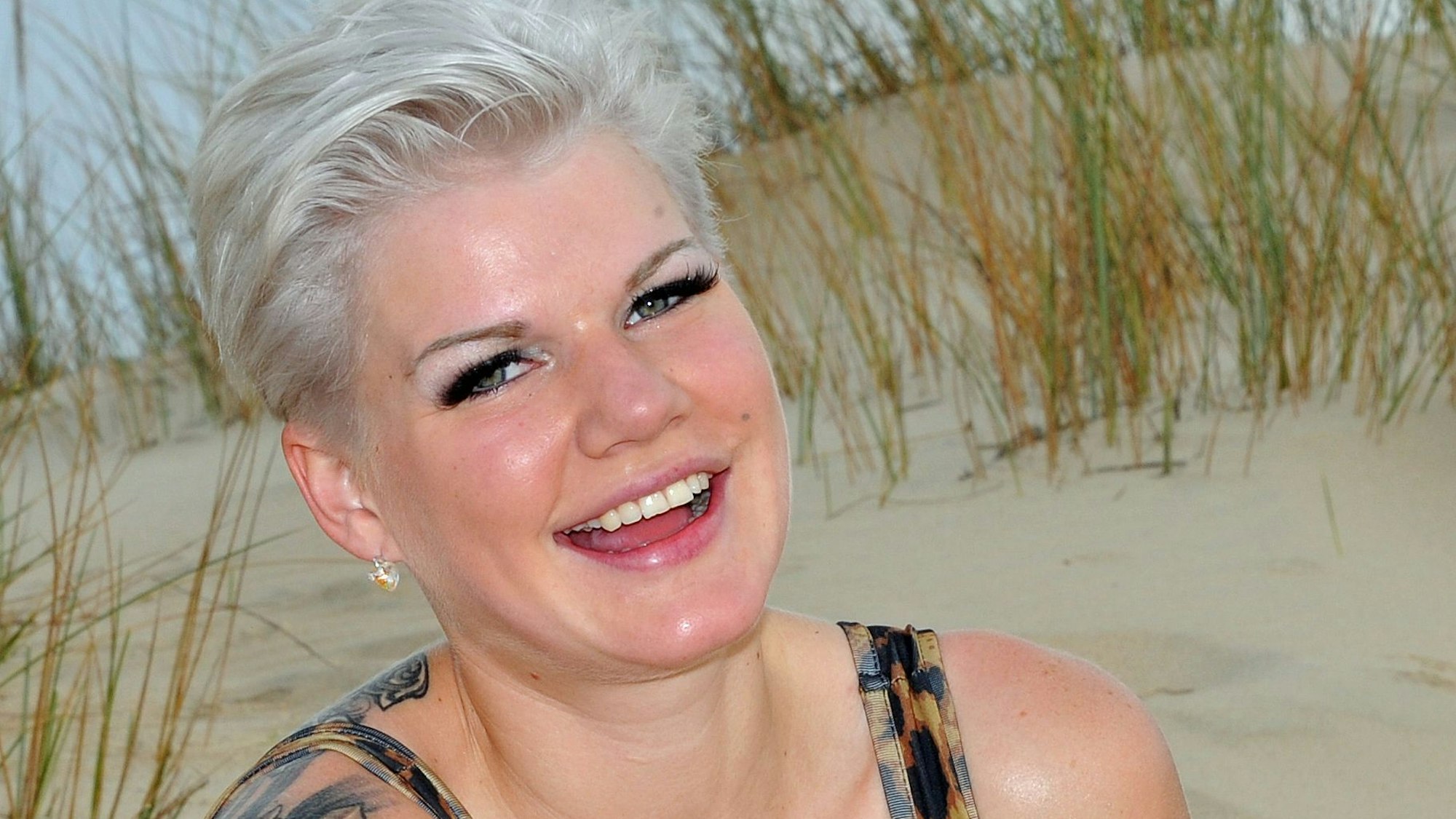 Model Melanie Müller posiert am Strand Playa La Barrosa in Novo Sancti Petri in Chiclana.