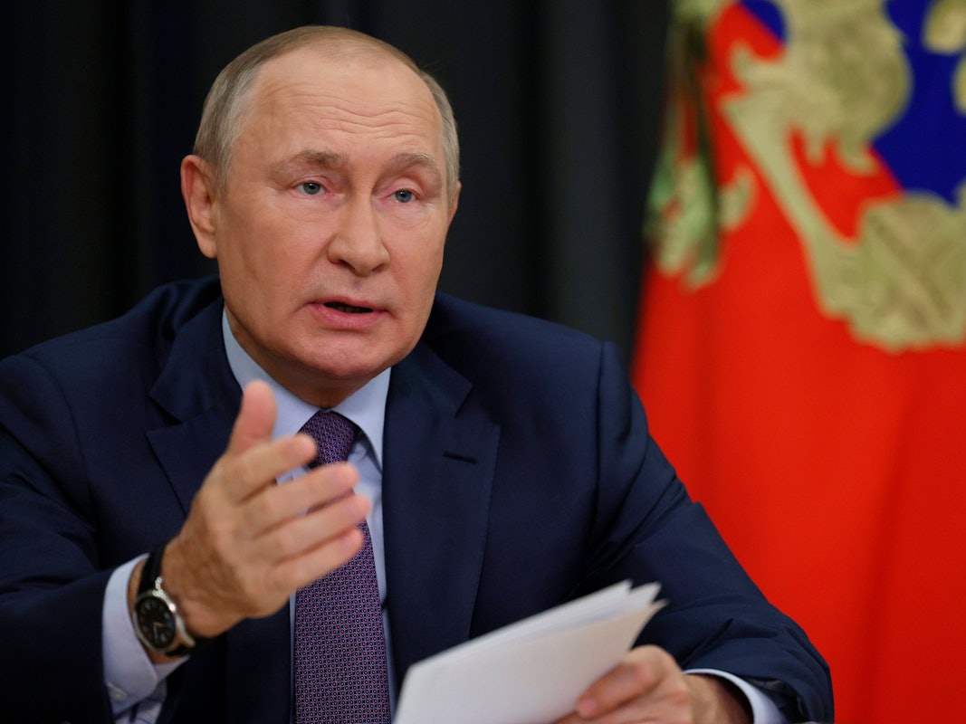 Wladimir Putin gestikuliert bei einem Regierungstermin in Sotschi. Seine Teilmobilmachung sorgt in Russland für viel Unruhe.