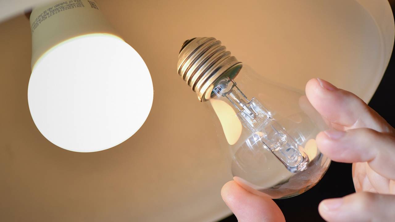 An einer Deckenleuchte wird eine Halogenlampe (r) gegen eine energiesparende LED-Lampe ausgewechselt.