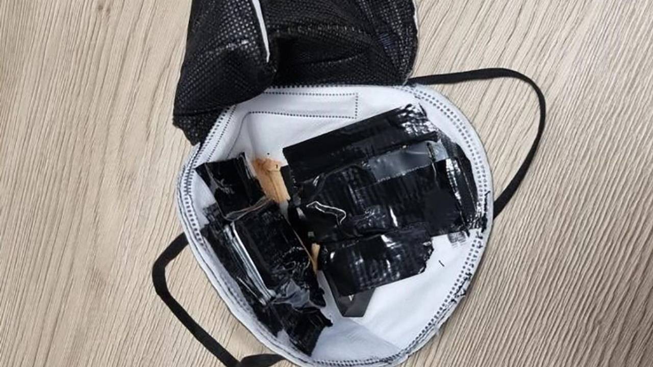 Eine eingenähte Kamera in einer FFP2-Maske liegt auf einem Tisch des TÜV Süd (undatierte Aufnahme). Sie war bei einer theoretischen Führerscheinprüfung entdeckt worden. Einen ähnlichen Betrugsfall gab es jetzt in Bergheim.