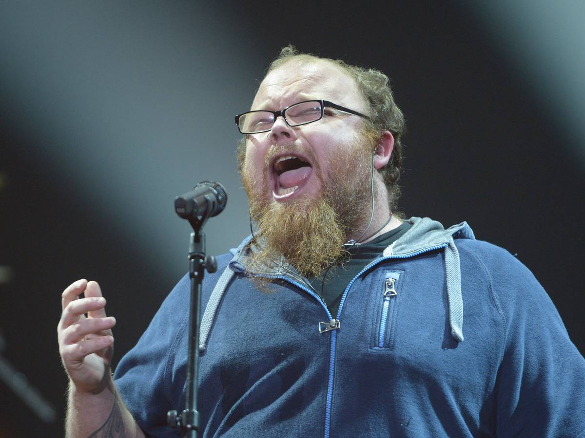 Der Sänger Andreas Kümmert singt am 5. März 2015 während seines Auftritts beim deutschen Vorentscheid für den Eurovision Song Contest 2015 (ESC) in Hannover.