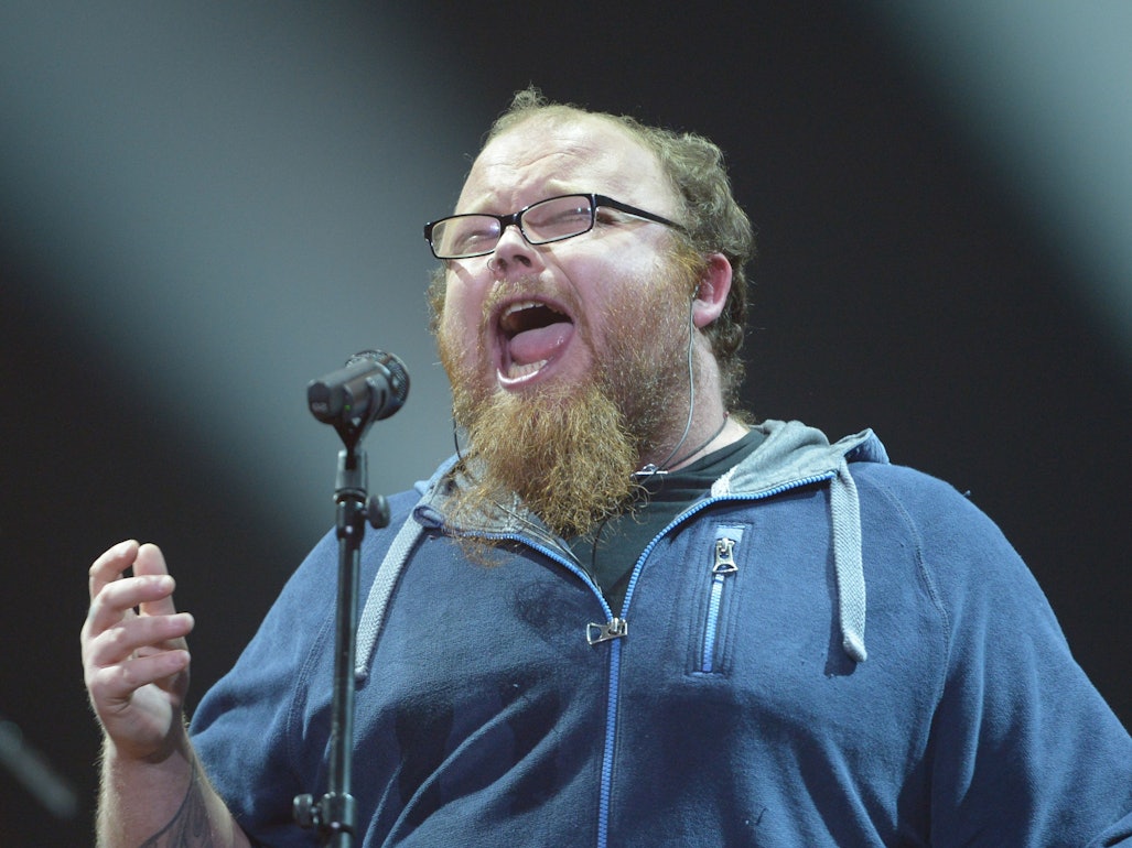 Der Sänger Andreas Kümmert singt am 5. März 2015 während seines Auftritts beim deutschen Vorentscheid für den Eurovision Song Contest 2015 (ESC) in Hannover.