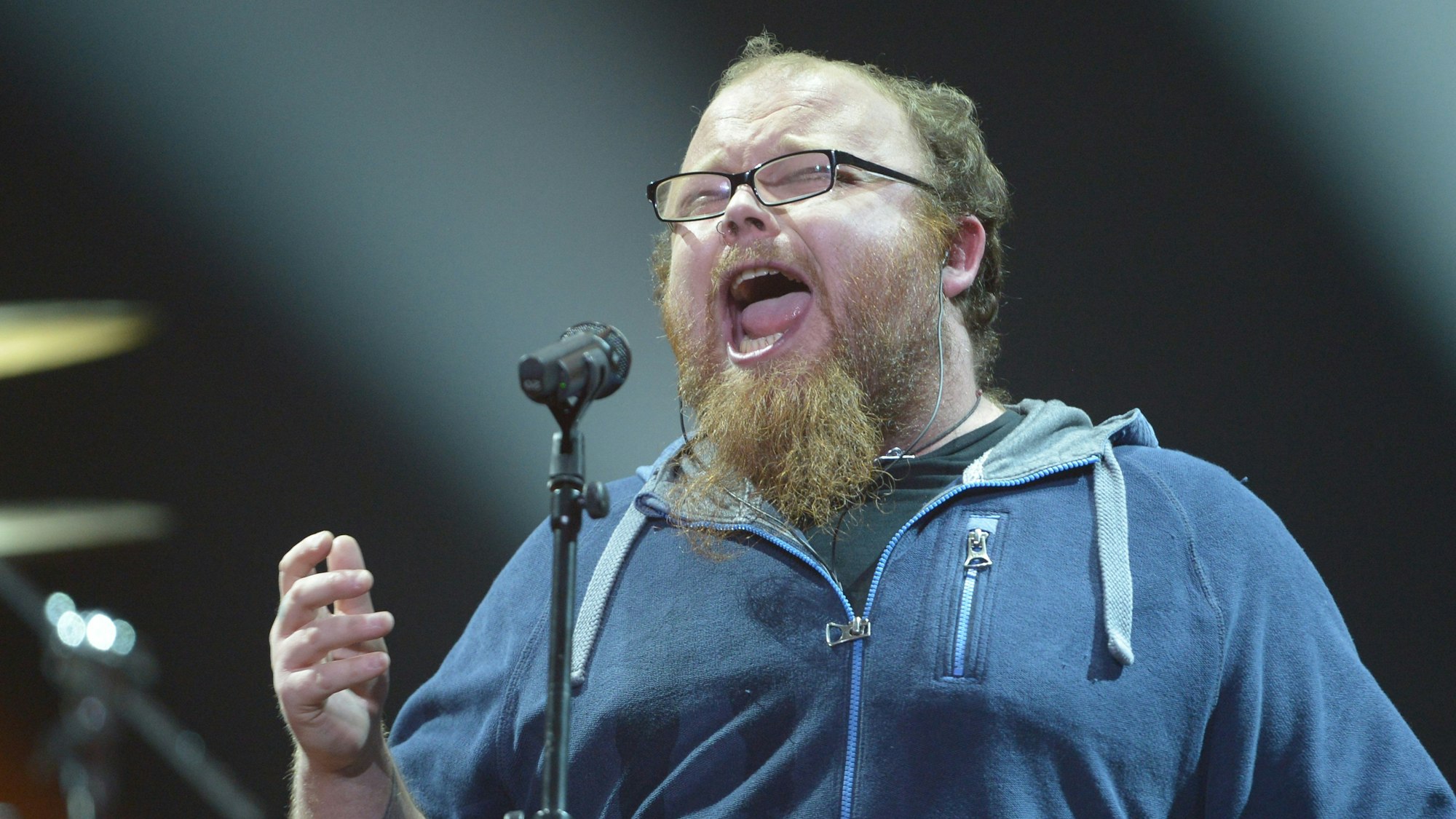 Der Sänger Andreas Kümmert singt am 5. März 2015 während seines Auftritts beim deutschen Vorentscheid für den Eurovision Song Contest 2015 (ESC) in Hannover.