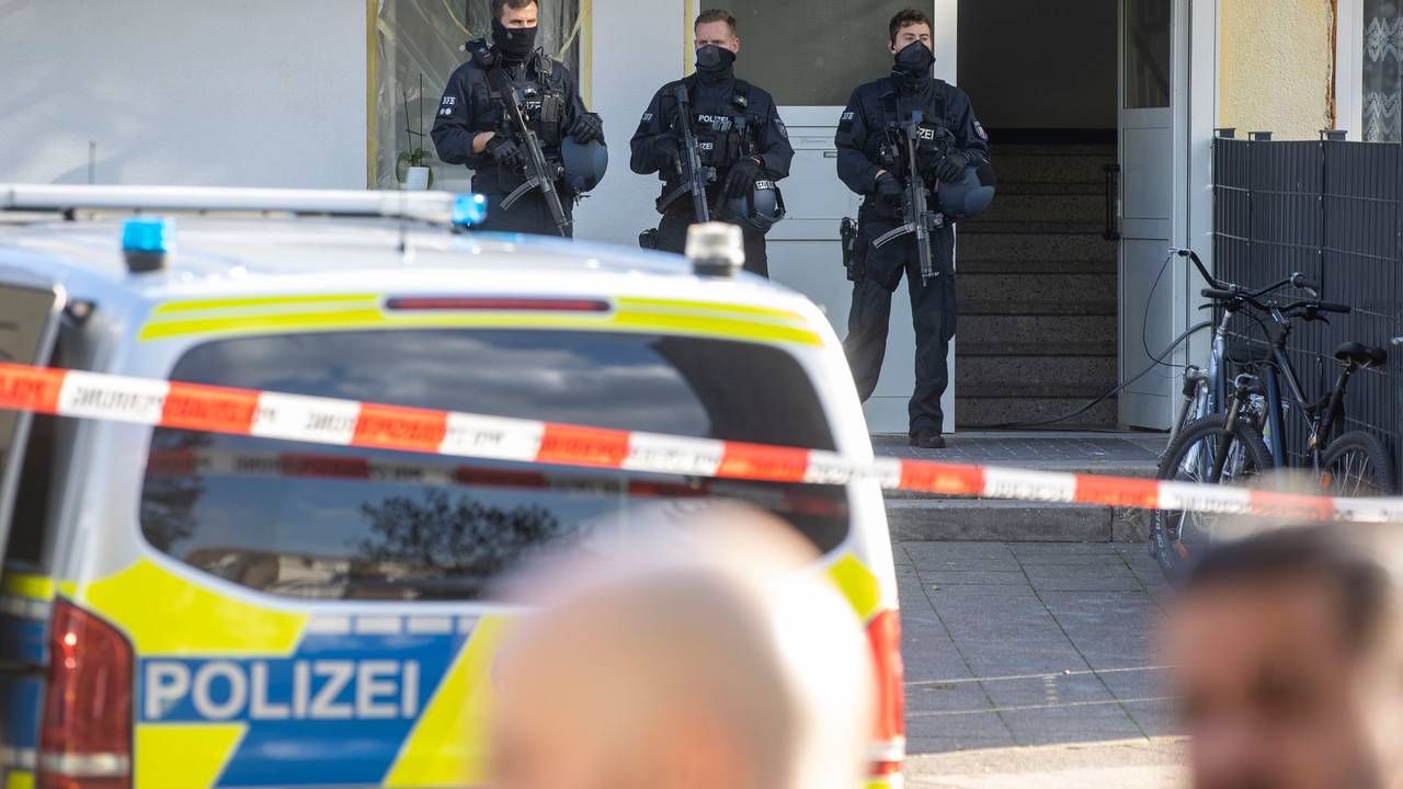 Polizisten stehen in Dormagen-Hackenbroich vor einem Kiosk.