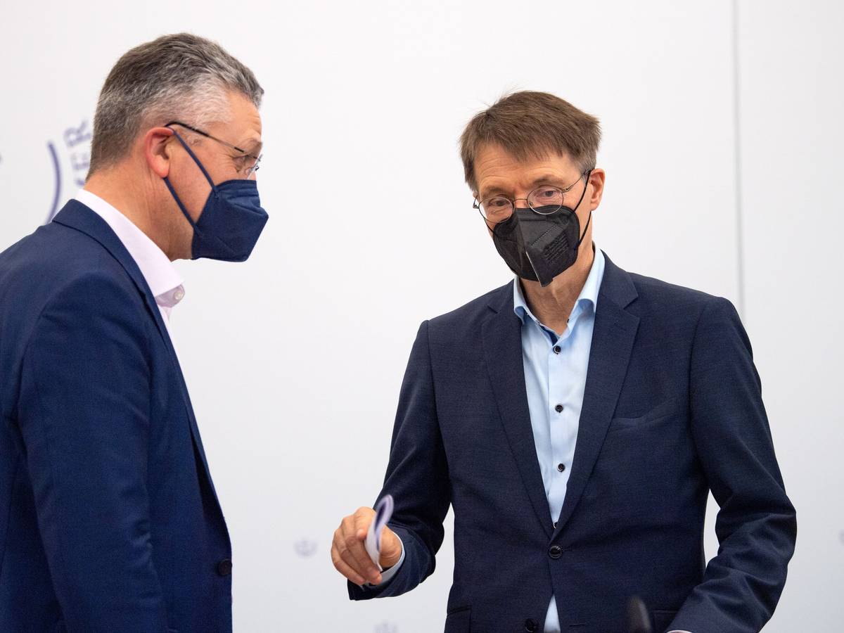 Karl Lauterbach (SPD, r), Bundesgesundheitsminister, spricht mit Lothar Wieler, RKI-Präsident, bei einer Pressekonferenz zum Thema Affenpocken am Rande des Ärztetages.