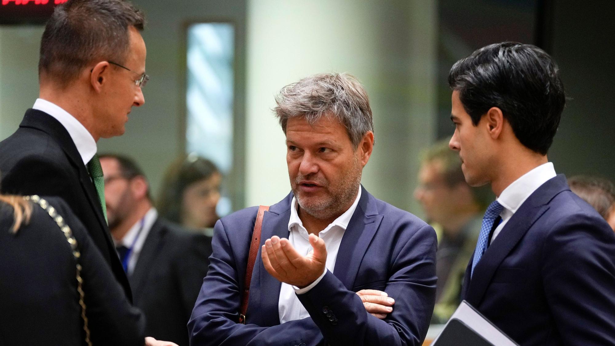 Robert Habeck bereitet die Bundesbürgerinnen und -bürger auf eine Enttäuschung vor, nachdem am Donnerstag die Gaspreisbremse verkündet worden ist. Unser Foto zeigt Habeck (Mitte) am Freitag (30. September) in Brüssel mit dem ungarischen Außenminister Peter Szijjarto (l.) und dem niederländischen Minister für Klima und Energie.
