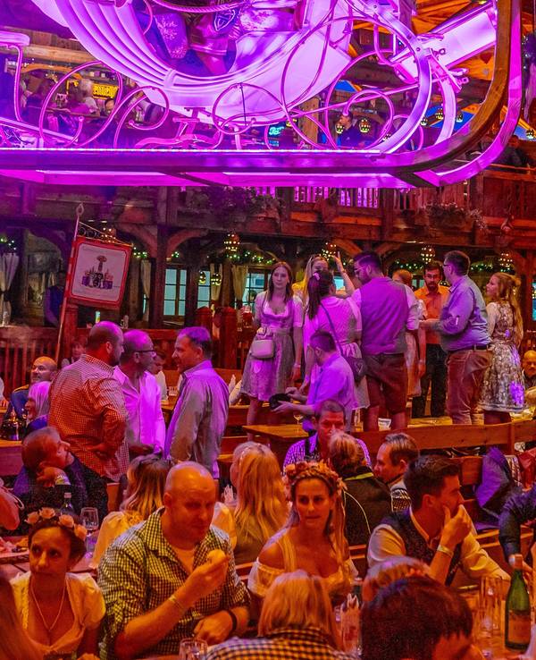 Ein Video aus einem Festzelt auf dem Oktoberfest 2022 sorgt für Furore. Hier ein Foto aus einem Festzelt auf dem Münchner Oktoberfest.