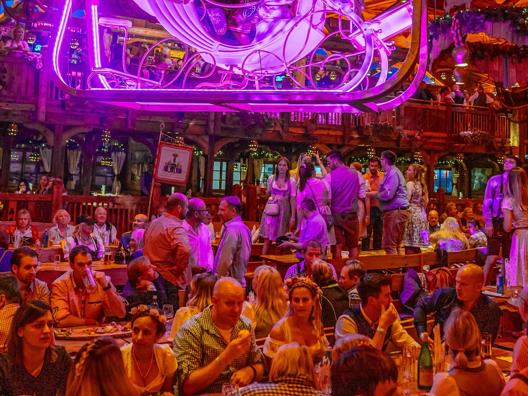 Ein Video aus einem Festzelt auf dem Oktoberfest 2022 sorgt für Furore. Hier ein Foto aus einem Festzelt auf dem Münchner Oktoberfest.