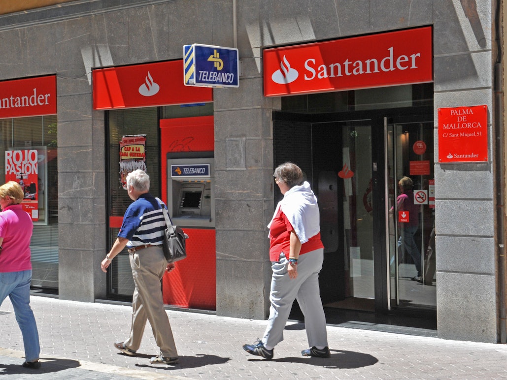 Reisende gehen am 24. Mai 2010 in Palma de Mallorca an einer Filiale der spanischen Bank Santander vorbei.